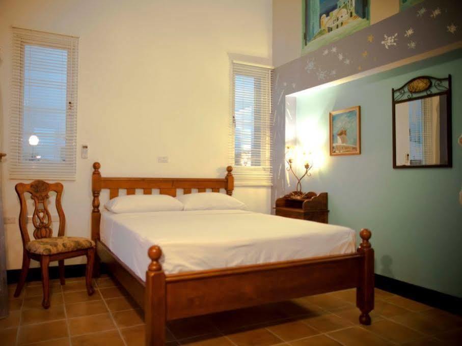 Alongs Garden Bed and Breakfast Heng-ch'un Buitenkant foto